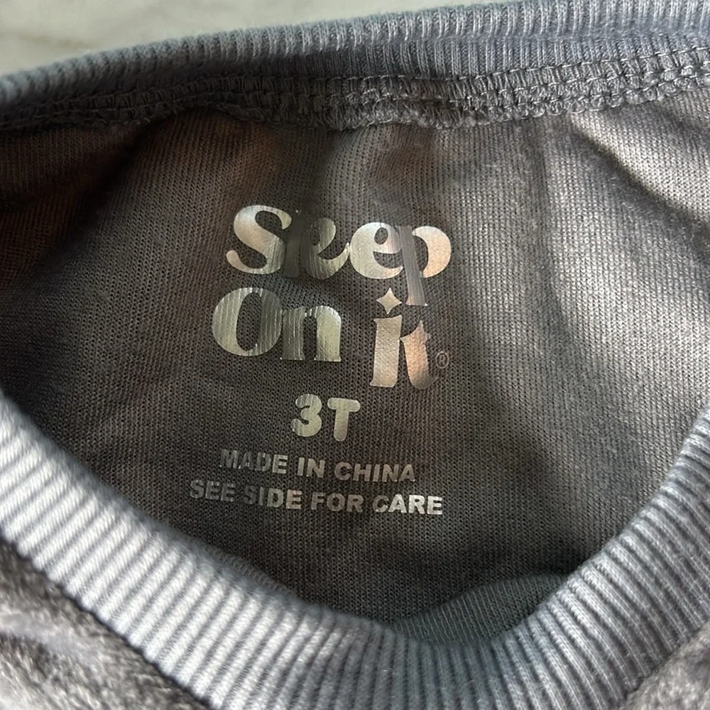 💫 Sleep on it velour sleep set toddler size 3T dark grey with star imprint.